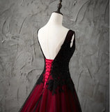 Vintage Red and Black Gothic Wedding Dresses  V Neck Sleeveless Beaded Lace Appliques A-line Tulle Vintage Non White Bridal Gowns