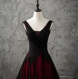 Vintage Red and Black Gothic Wedding Dresses  V Neck Sleeveless Beaded Lace Appliques A-line Tulle Vintage Non White Bridal Gowns